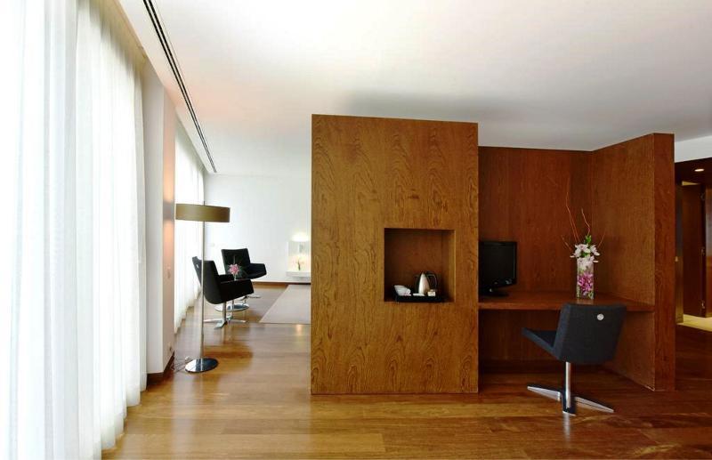 Pousada Palacio De Estoi - Small Luxury Hotels Of The World Luaran gambar Interior of a suite at the Mandarin Oriental, Munich