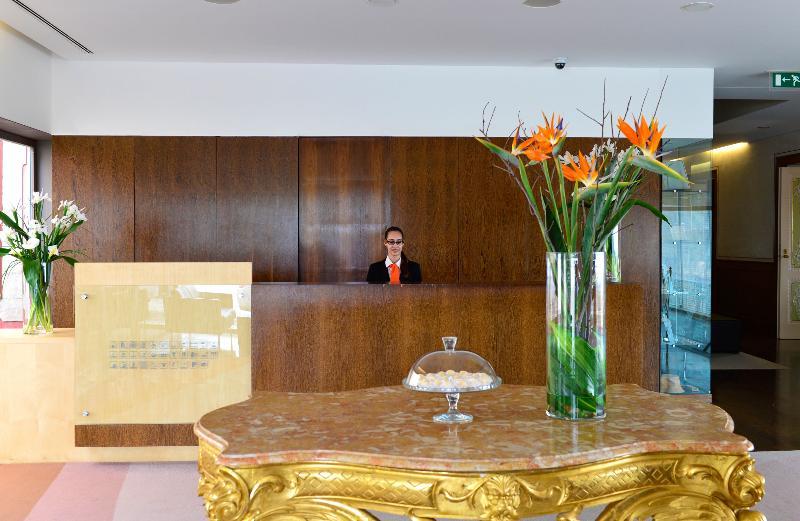 Pousada Palacio De Estoi - Small Luxury Hotels Of The World Luaran gambar A hotel receptionist at the front desk